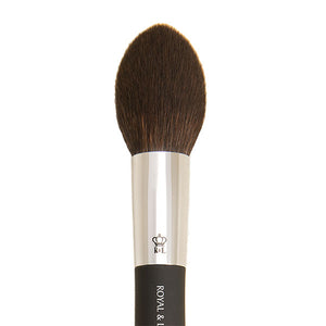 OMNIA® Gently apply blush, contour, and setting powder with this small, pointed powder brush. The softly tapered tip gives precise control and deposits color in light layers.