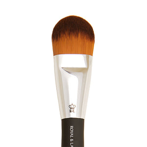 OMNIA® Elite, extra-large foundation brush features dense filaments and a curved edge for a buildable, medium-to-full-coverage finish.