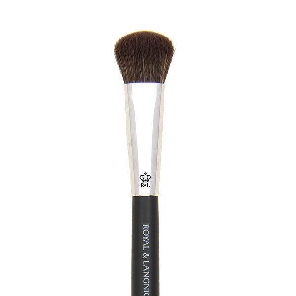 OMNIA® Meticulously blend cream, liquid, and powder complexion products into small areas of the face with the sloped dome and compact shape of this brush.