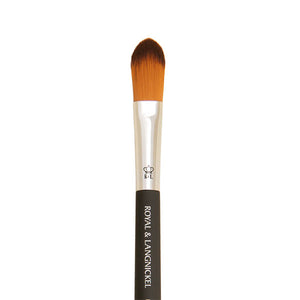 OMNIA® Small, flat brush designed for precise application of liquid and cream complexion products, allowing you to place and blend foundation with control in targeted areas. Its slightly tapered tip helps reach around the eyes, nose, and mouth, while the flexible filaments allow for both broad strokes and detailed work depending on the angle you use.