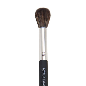 OMNIA® Small domed brush ideal for applying detailed highlights to the face. The synthetic OMNILUX™ filaments pick up micro-glitters, gently depositing and blending them onto the skin.