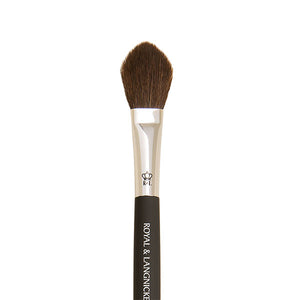 OMNIA® Lay down precise powder and highlight with this tapered yet fluffy brush. With a soft point and small paddle shape, this brush can get into detail areas easily for a totally seamless look.