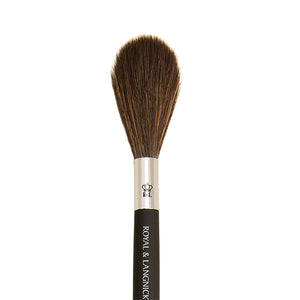 OMNIA® Tapered highlighting brush with extra-long and soft filaments holds just the right amount of powder for a diffused glow across the high planes of the face. The small shape also makes it perfect for finishing detail areas.