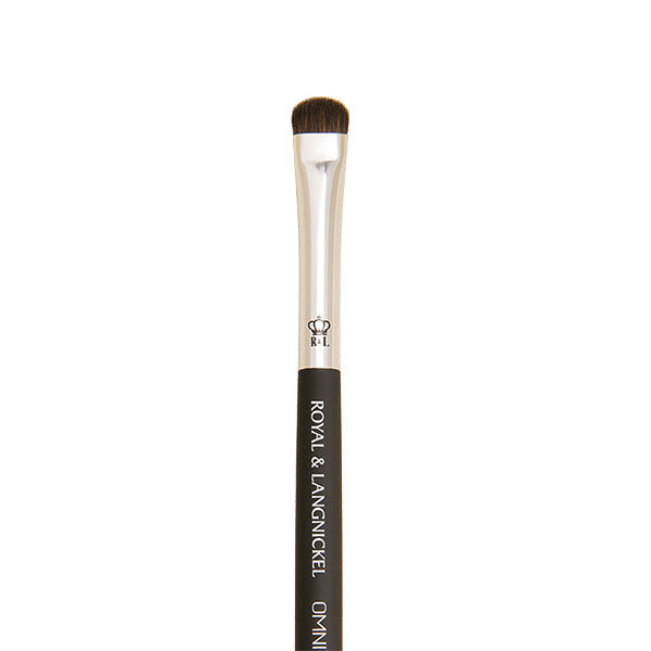 OMNIA® Smoke out the upper and lower lash lines with these extra short and soft filaments. The small shape provides concentrated color and works well for cream and powder products.
