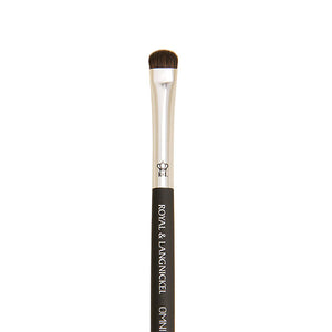 OMNIA® Smoke out the upper and lower lash lines with these extra short and soft filaments. The small shape provides concentrated color and works well for cream and powder products.